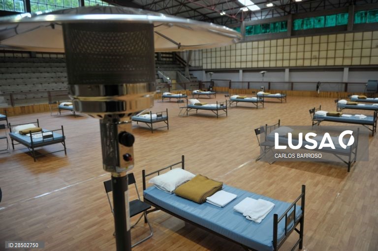 Hospitais de campanha no Pavilhão da Mata de no centro de alto rendimento do badminton, nas Caldas da Rainha.