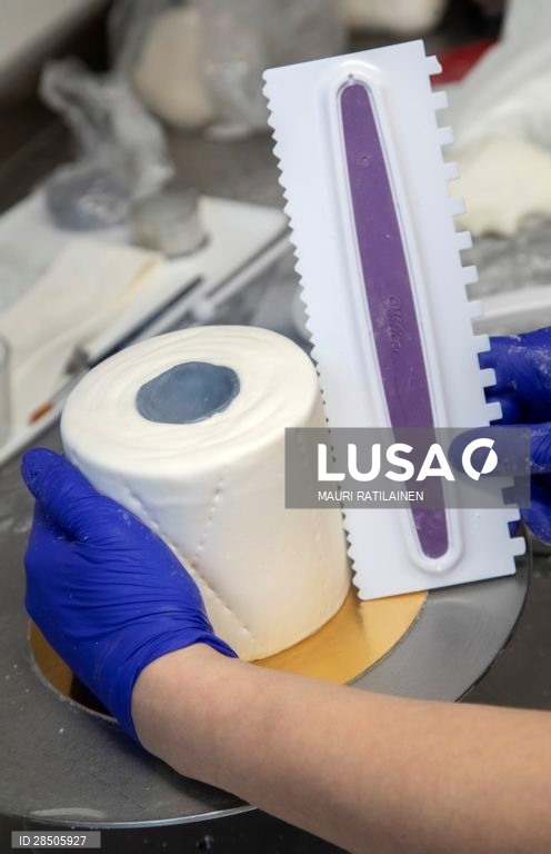 Covid-19: Pastelaria faz bolo em forma de rolo de papel higiénico em Helsinquia