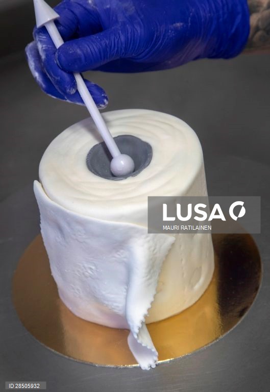 Covid-19: Pastelaria faz bolo em forma de rolo de papel higiénico em Helsinquia