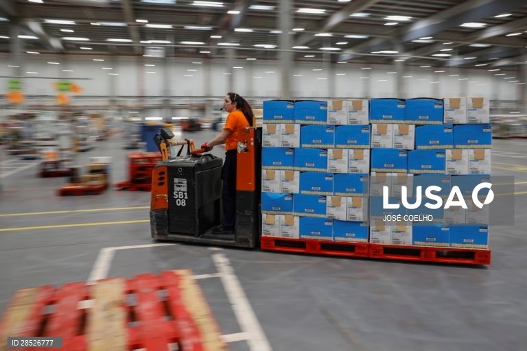 Uma funcionária trabalha no centro de distribuição da Jerónimo Martins (Pingo Doce) em Alfena, Maia, 26 de março de 2020. Passado o açambarcamento do início de março provocado pelo anúncio da chegada do novo coronavírus, o Centro de Distribuição do Norte da Jerónimo Martins reorganizou-se e tem normalizado o fornecimento de produtos às lojas Pingo Doce e Recheio. (ACOMPANHA TEXTO DE 27/03/2020) JOSÉ COELHO/LUSA