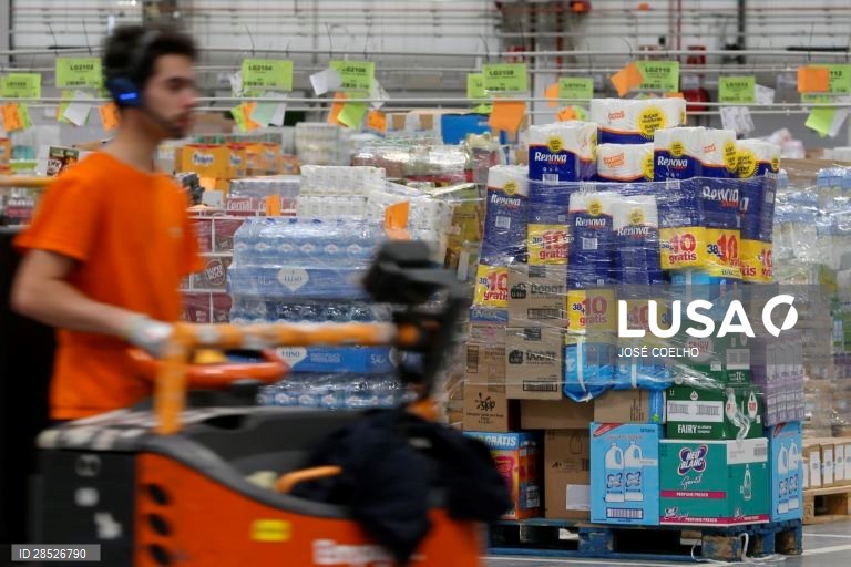 Um funcionário trabalha no centro de distribuição da Jerónimo Martins (Pingo Doce) em Alfena, Maia, 26 de março de 2020. Passado o açambarcamento do início de março provocado pelo anúncio da chegada do novo coronavírus, o Centro de Distribuição do Norte da Jerónimo Martins reorganizou-se e tem normalizado o fornecimento de produtos às lojas Pingo Doce e Recheio. (ACOMPANHA TEXTO DE 27/03/2020) JOSÉ COELHO/LUSA