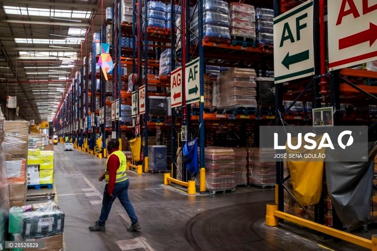 Funcionários do centro de distribuição da Sonae, na Azambuja, trabalham de forma contínua no processamento de encomendas para distribuir pelas lojas da empresa em pleno estado de emergência no país devido à pandemia da covid-19, Azambuja, 26 de março de 2020.  (ACOMPANHA TEXTO DE 27/03/2020) JOSÉ SENA GOULÃO/LUSA 