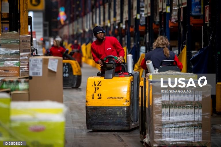 Funcionários do centro de distribuição da Sonae, na Azambuja, trabalham de forma contínua no processamento de encomendas para distribuir pelas lojas da empresa em pleno estado de emergência no país devido à pandemia da covid-19, Azambuja, 26 de março de 2020.  (ACOMPANHA TEXTO DE 27/03/2020) JOSÉ SENA GOULÃO/LUSA 