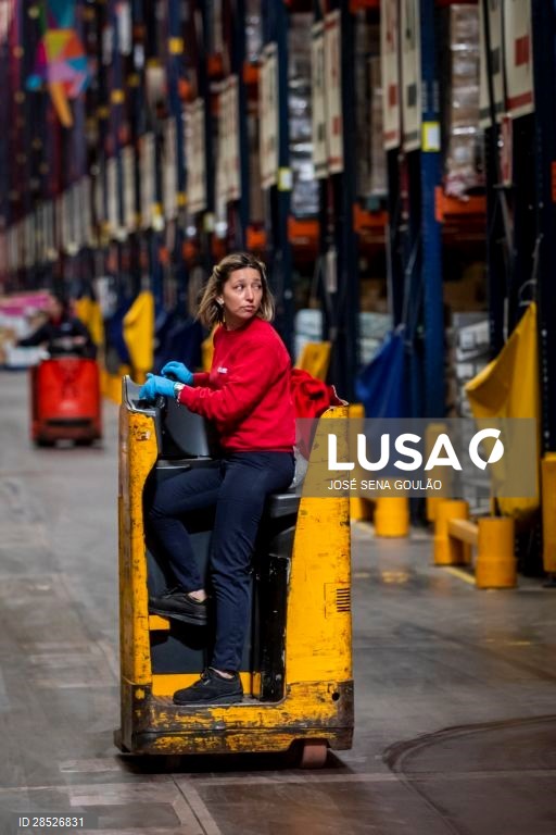 Funcionários do centro de distribuição da Sonae, na Azambuja, trabalham de forma contínua no processamento de encomendas para distribuir pelas lojas da empresa em pleno estado de emergência no país devido à pandemia da covid-19, Azambuja, 26 de março de 2020.  (ACOMPANHA TEXTO DE 27/03/2020) JOSÉ SENA GOULÃO/LUSA 