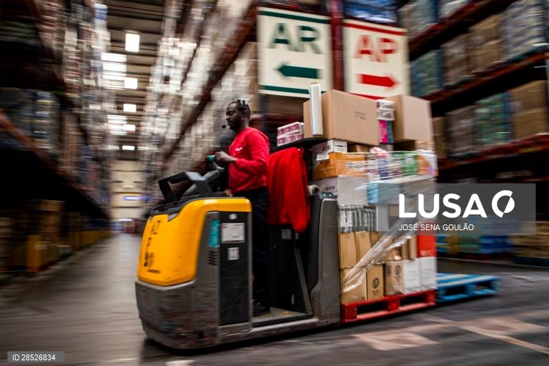 Funcionários do centro de distribuição da Sonae, na Azambuja, trabalham de forma contínua no processamento de encomendas para distribuir pelas lojas da empresa em pleno estado de emergência no país devido à pandemia da covid-19, Azambuja, 26 de março de 2020.  (ACOMPANHA TEXTO DE 27/03/2020) JOSÉ SENA GOULÃO/LUSA 