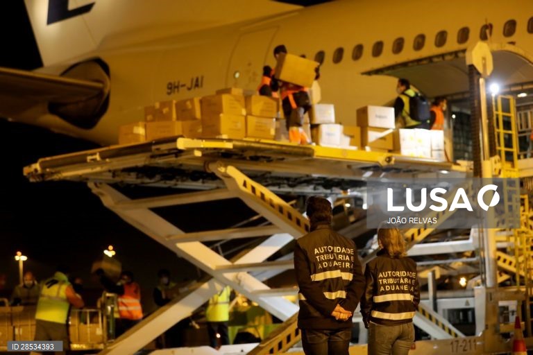 Covid-19: Chegada do avião Airbus A340 da Hi Fly da China