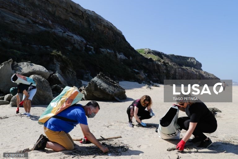 Voluntários da associação ambiental "Oceanos sem Plásticos" fizeram a primeira ação de recolha de lixo e plásticos pós confinamento, na praia do Amanhã em Santa Cruz, Mafra, 17 de maio de 2020. TIAGO PETINGA/LUSA