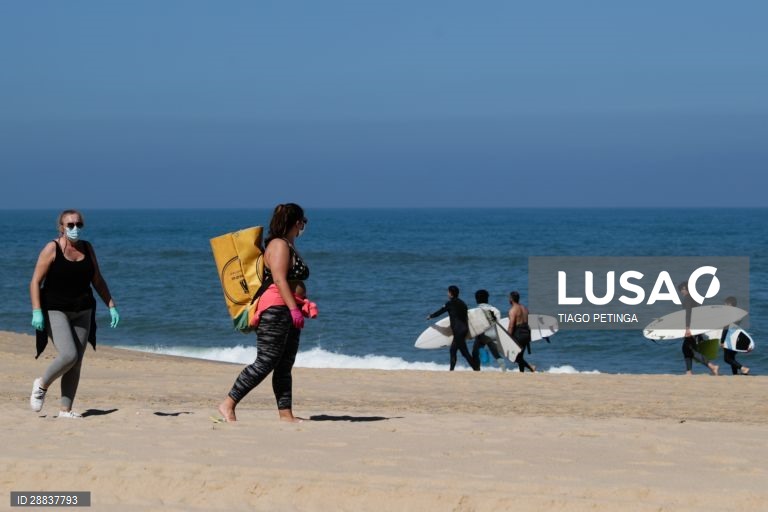 Voluntários da associação ambiental "Oceanos sem Plásticos" fizeram a primeira ação de recolha de lixo e plásticos pós confinamento, na praia do Amanhã em Santa Cruz, Mafra, 17 de maio de 2020. TIAGO PETINGA/LUSA