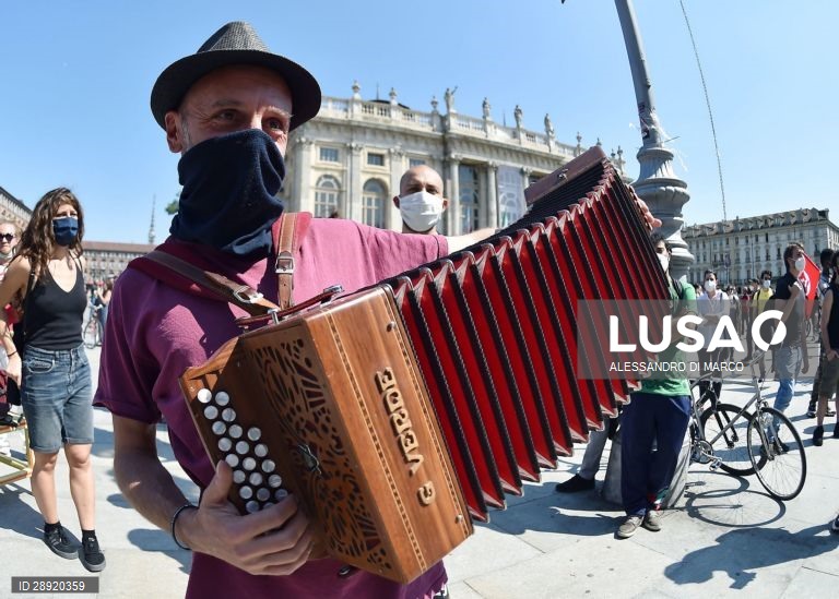 Itália: Artistas manifestam-se em várias cidades 