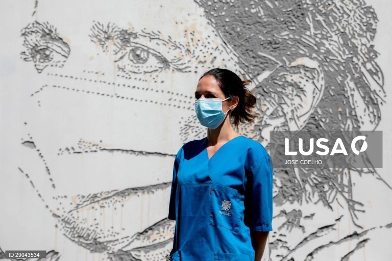 Mural de Vhils de agradecimento aos profissionais do Centro Hospitalar Universitário de São João (CHUSJ)