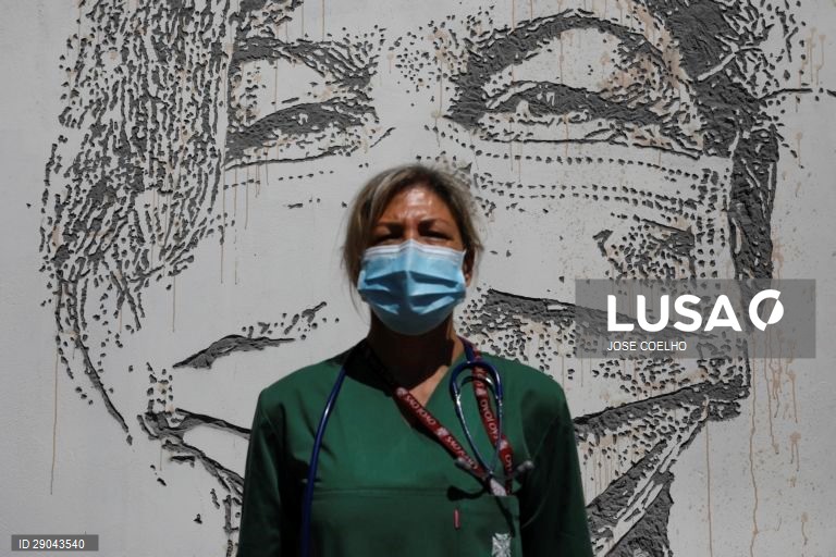 Mural de Vhils de agradecimento aos profissionais do Centro Hospitalar Universitário de São João (CHUSJ)