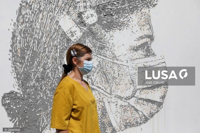 Mural de Vhils de agradecimento aos profissionais do Centro Hospitalar Universitário de São João (CHUSJ)