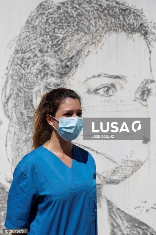 Mural de Vhils de agradecimento aos profissionais do Centro Hospitalar Universitário de São João (CHUSJ)