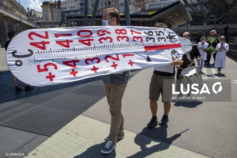 Suiça: Médicos participam num protesto pelo ambiente do movimento "Extinction Rebellion" em Lausanne
