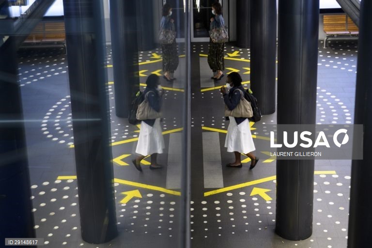 Suíça implementa o uso obrigatório de máscara de proteção contra a covid-19 nos transportes públicos