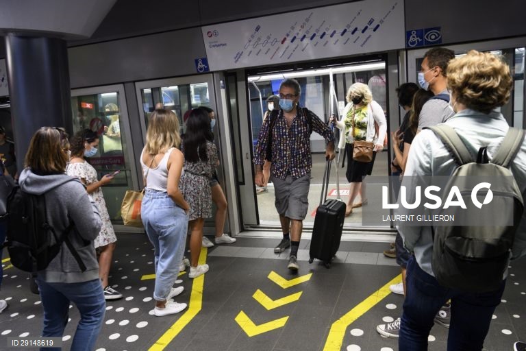 Suíça implementa o uso obrigatório de máscara de proteção contra a covid-19 nos transportes públicos