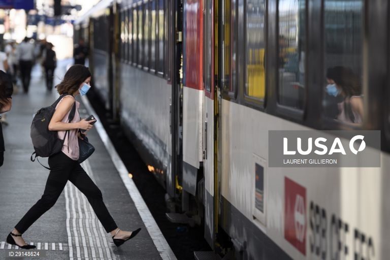 Suíça implementa o uso obrigatório de máscara de proteção contra a covid-19 nos transportes públicos