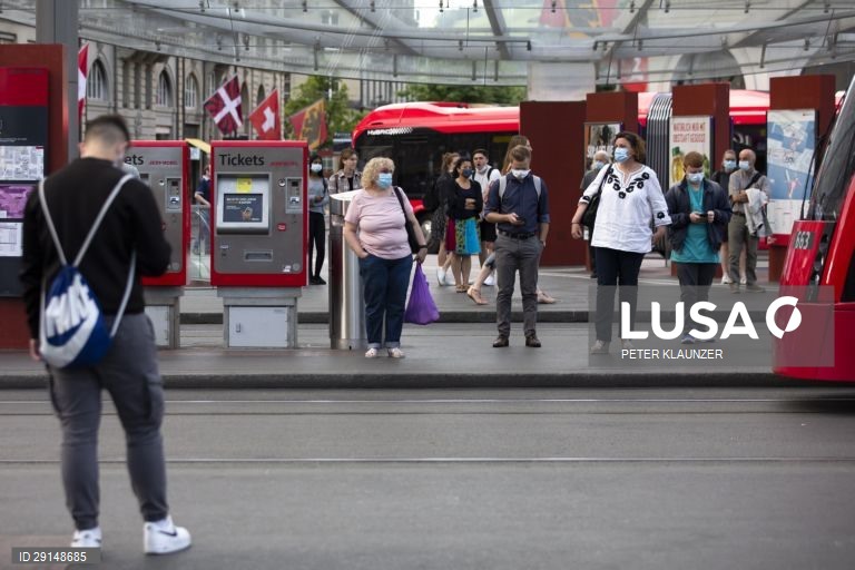 Suíça implementa o uso obrigatório de máscara de proteção contra a covid-19 nos transportes públicos