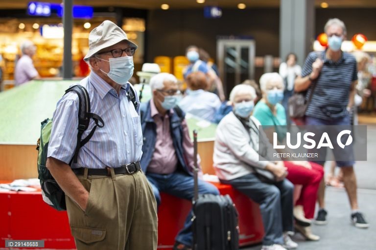 Suíça implementa o uso obrigatório de máscara de proteção contra a covid-19 nos transportes públicos