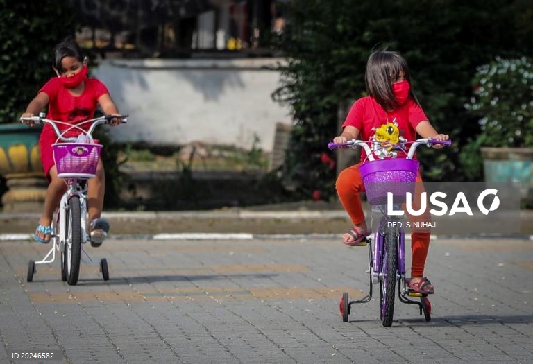 Covid-19: Crianças indonésias