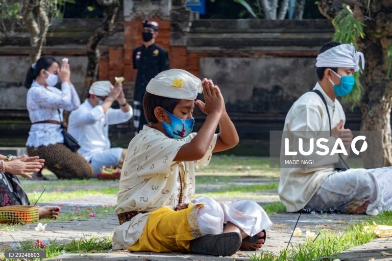 Covid-19: Crianças indonésias