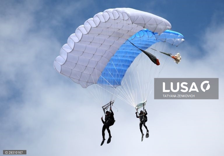 Bielorrússia: Celebrações do Dia dos Paraquedistas em Minsk