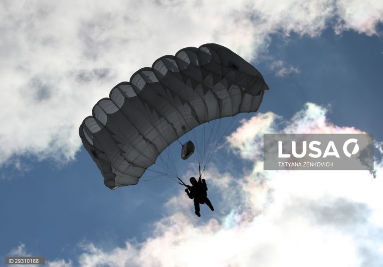 Bielorrússia: Celebrações do Dia dos Paraquedistas em Minsk