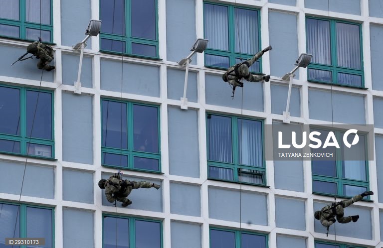 Bielorrússia: Celebrações do Dia dos Paraquedistas em Minsk