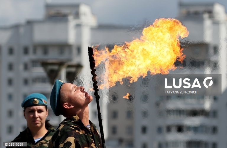 Bielorrússia: Celebrações do Dia dos Paraquedistas em Minsk