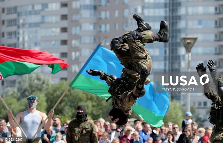 Bielorrússia: Celebrações do Dia dos Paraquedistas em Minsk