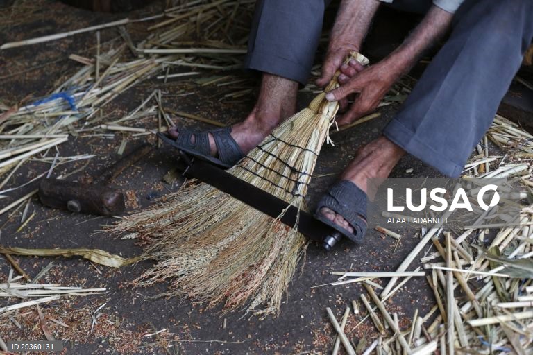 Cisjordânia: Fabrico artesanal de vassouras em Nablus