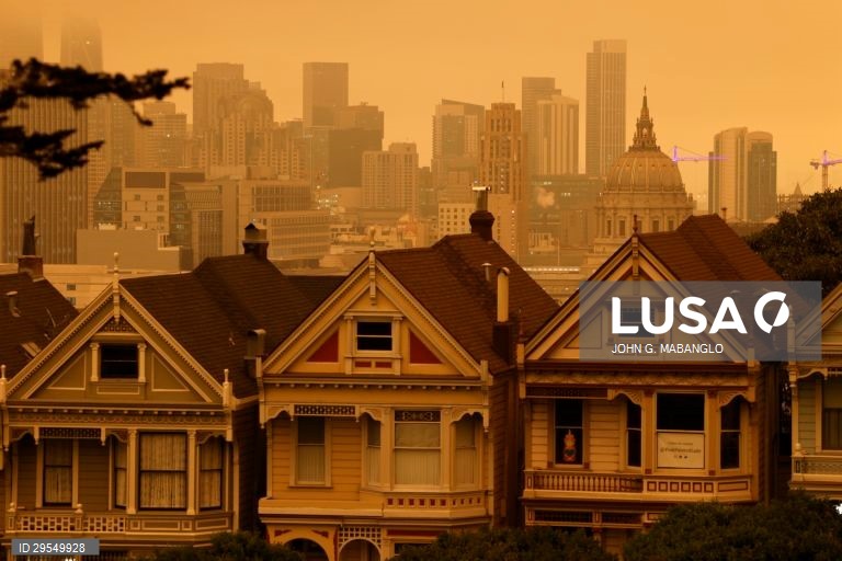 Fumo do incêndio torna a área da baía de San Francisco laranja