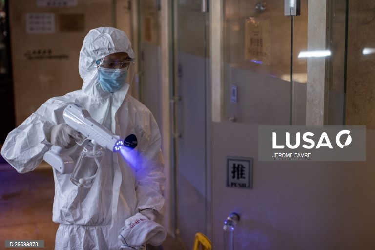 Limpeza de uma estância termal na véspera da reabertura em Hong Kong