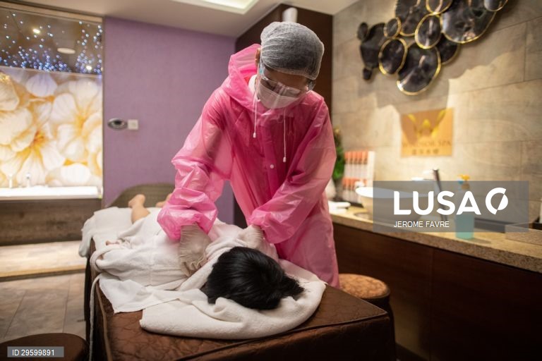 Limpeza de uma estância termal na véspera da reabertura em Hong Kong