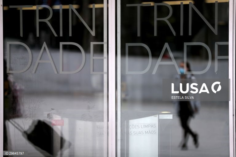 Utentes dos transportes públicos do Porto pedem mais veículos e fiscalização