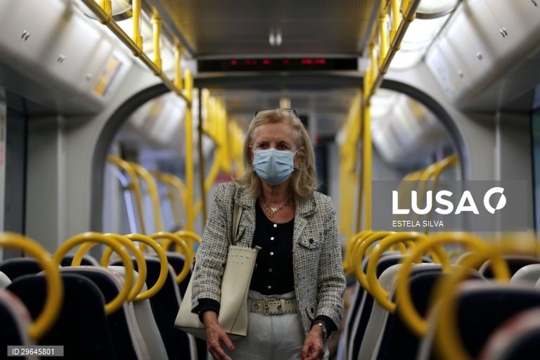 Utentes dos transportes públicos do Porto pedem mais veículos e fiscalização