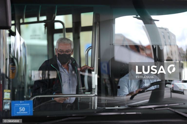 Utentes dos transportes públicos do Porto pedem mais veículos e fiscalização