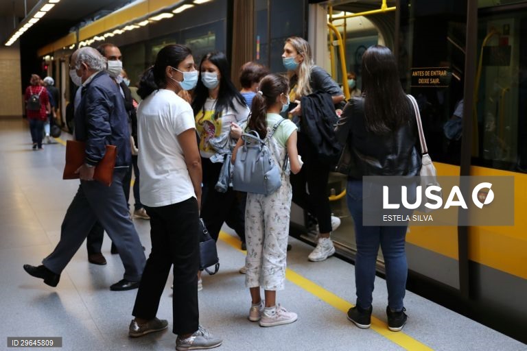 Utentes dos transportes públicos do Porto pedem mais veículos e fiscalização