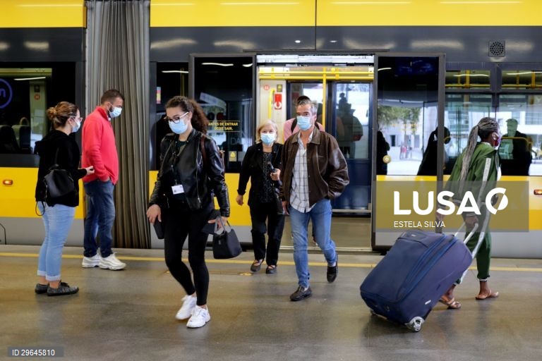 Utentes dos transportes públicos do Porto pedem mais veículos e fiscalização