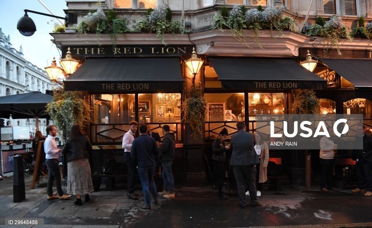 Covid-19: Pubs na Grã-Bretanha com novas regras 