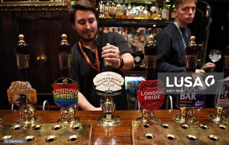 Covid-19: Pubs na Grã-Bretanha com novas regras 