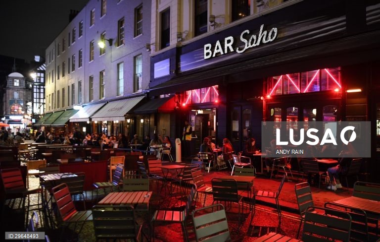 Covid-19: Pubs na Grã-Bretanha com novas regras 