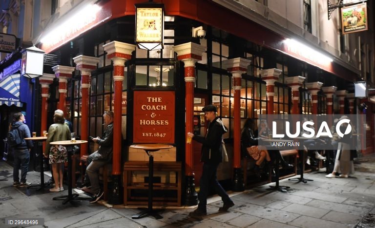 Covid-19: Pubs na Grã-Bretanha com novas regras 