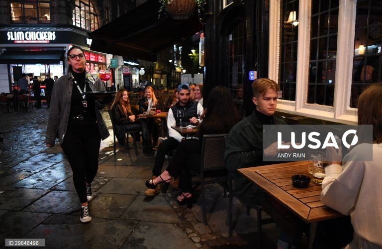 Covid-19: Pubs na Grã-Bretanha com novas regras 