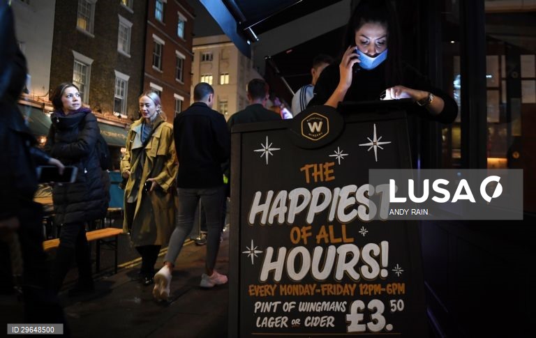 Covid-19: Pubs na Grã-Bretanha com novas regras 