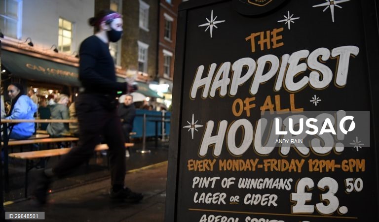 Covid-19: Pubs na Grã-Bretanha com novas regras 