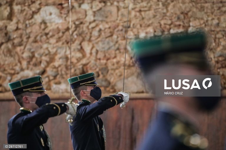 Entrega das espadas aos novos oficiais da GNR em Lisboa