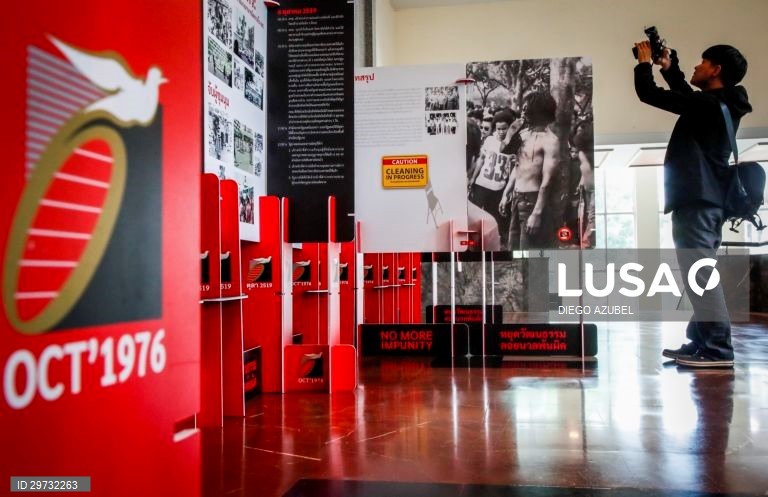 Exposição sobre o massacre numa Universidade de Banguecoque em 1976 