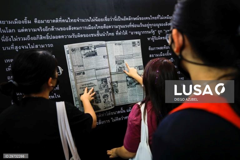 Exposição sobre o massacre numa Universidade de Banguecoque em 1976 