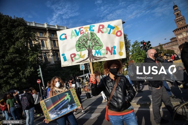 Protestos "Sextas Feiras pelo Clima" em Estocolmo e em Milão